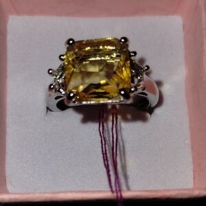 Elegant Silver and Yellow Gemstone Ring